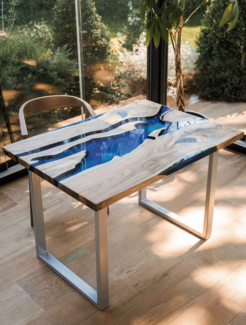 Harztisch Celeste aus Nussbaum massiv mit blauem Epoxidharz