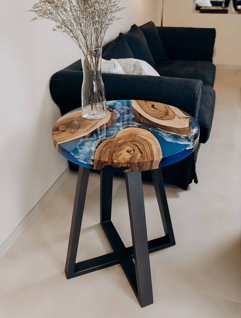 Epoxidharz Tisch Serenella aus massivem Nussbaum & meeresblauem Harz