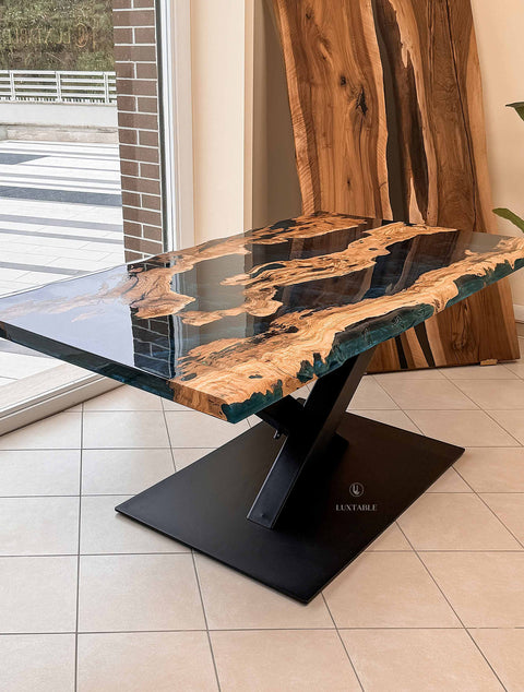 Epoxy Tisch Camaleonte aus Olive massiv mit türkisfarbenem Epoxidharz