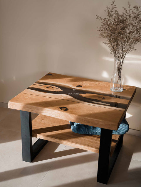 Couchtisch Senna aus Eiche massiv mit rauchigem Epoxidharz mit Ablage