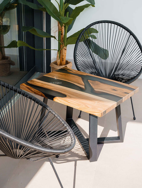 Couchtisch Monet aus Nussbaum massiv mit rauchgrauem Epoxidharz