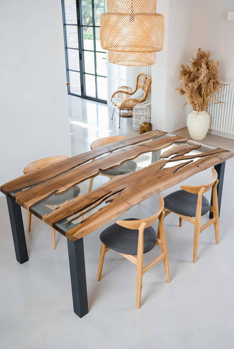 Nussbaumtisch Romea aus Massivholz mit glasklarem Epoxidharz