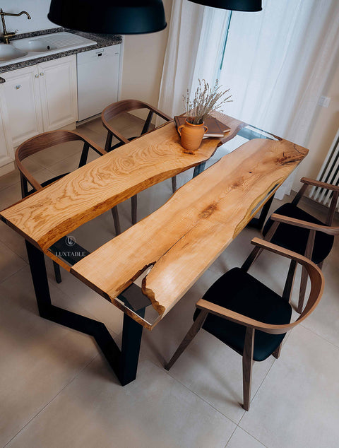 Esstisch Fiorenza aus Eschen-Massivholz mit transparentem Epoxidharz