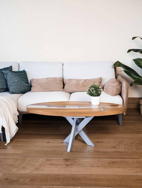 Ovaler Couchtisch Incanto aus Akazienholz mit glasklarem Epoxidharz