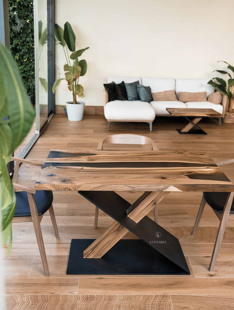 Esstisch Mirage aus Nussbaumholz mit rauchg mattem Epoxidharz