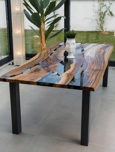 Epoxy Tisch Sinfonia aus Nussbaum massiv mit rauchigem Epoxidharz