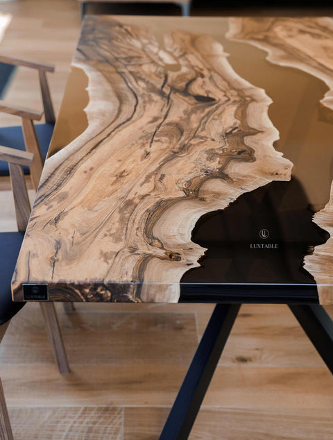 Epoxy Tisch Fiamma aus Nussbaumholz mit rauchig transparentem Harz