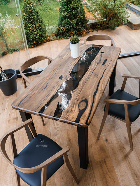 Epoxy Tisch Nebbia aus Nussbaum massiv mit rauchgrauem Epoxidharz