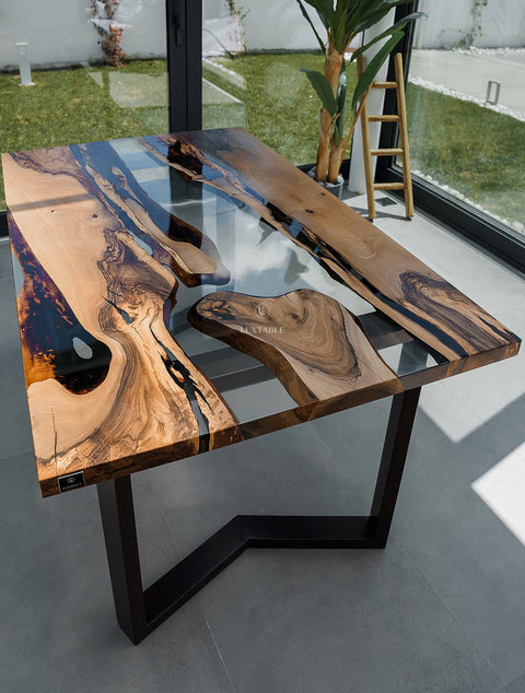 Holztisch Kenia aus Nussbaum massiv und transparentem Epoxidharz