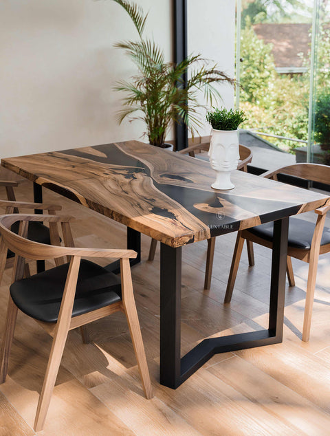 River Tisch Ombra aus Nussbaum massiv mit rauchgrauem mattem Epoxidharz