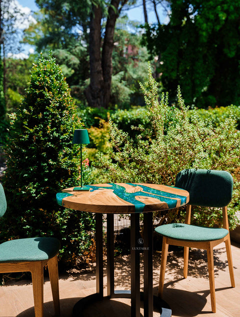 Runder Tisch Sirena aus Eiche massiv mit türkisfarbenem Epoxidharz