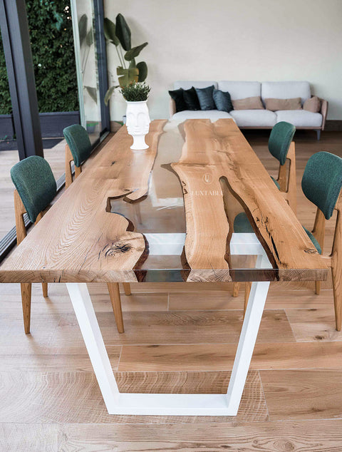 Eichentisch Marbella aus Massivholz mit klarem glänzendem Epoxidharz