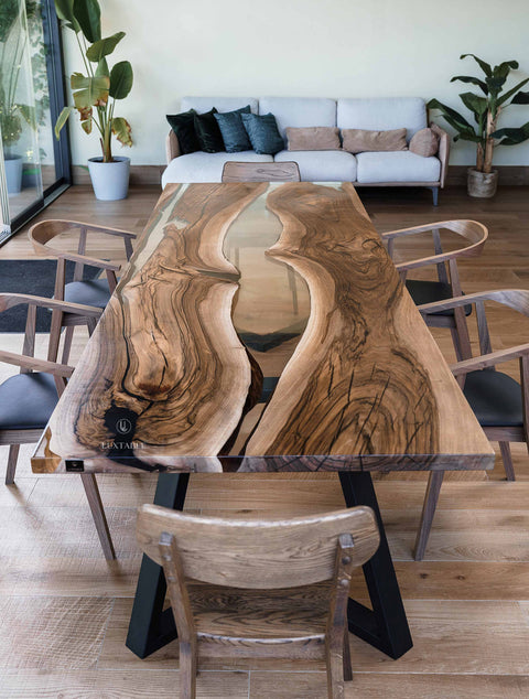 Epoxidharz Tisch Abisso aus Nussbaum mit glasklarem glänzendem Harz