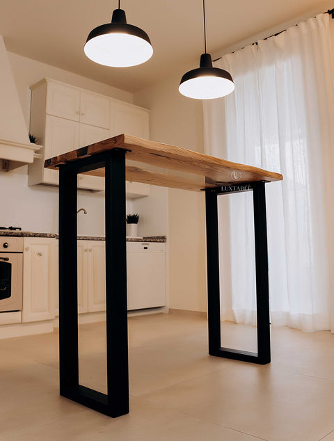 Bartisch Belladonna aus Eschenholz mit rauchgrauem Epoxidharz