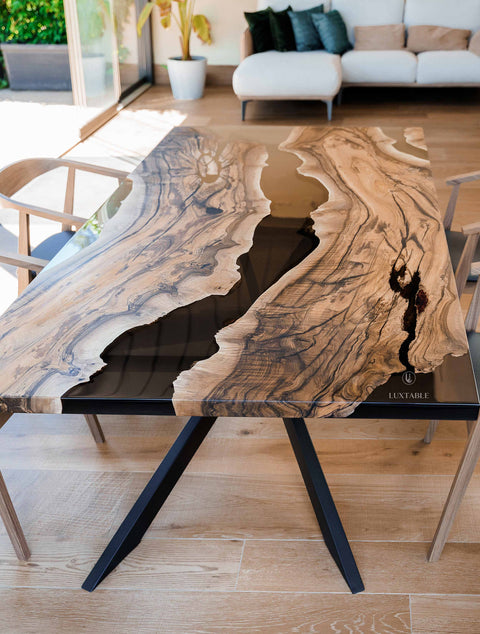 Epoxy Tisch Fiamma aus Nussbaumholz mit rauchig transparentem Harz