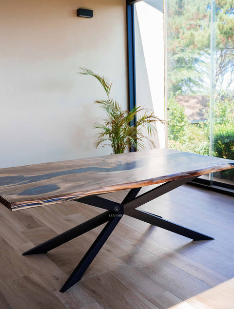 Tisch Sentiero Notturno aus Nussbaum massiv mit grauem Epoxidharz