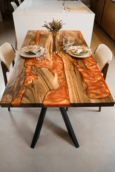 Esszimmertisch Celine aus Nussbaum mit orangefarbenem Epoxidharz