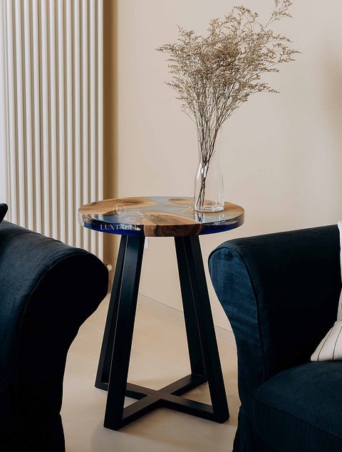 Epoxidharz Tisch Serenella aus massivem Nussbaum & meeresblauem Harz