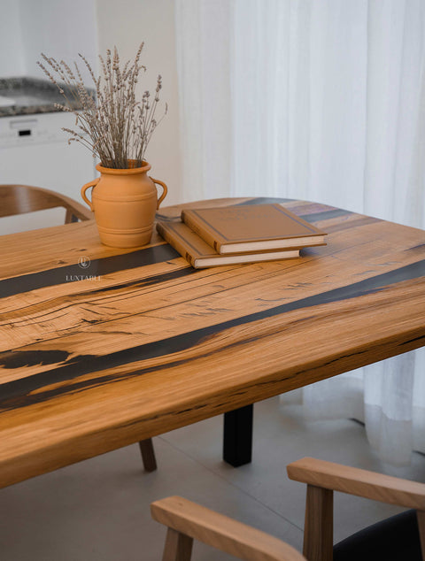 Esstisch Silhouette aus Eiche massiv mit rauchig mattem Epoxidharz