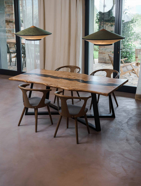 Esstisch Elara aus Pappel massiv mit Baumkante & rauchgrauem Epoxidharz