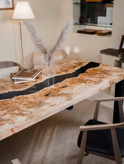 Epoxy Tisch Nebulosa aus massiver Pappel mit tiefschwarzem Harz