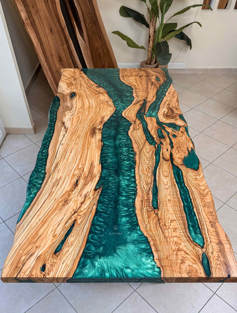 Epoxidharz Tisch Amazzonia aus Olive massiv mit grünem Epoxidharz