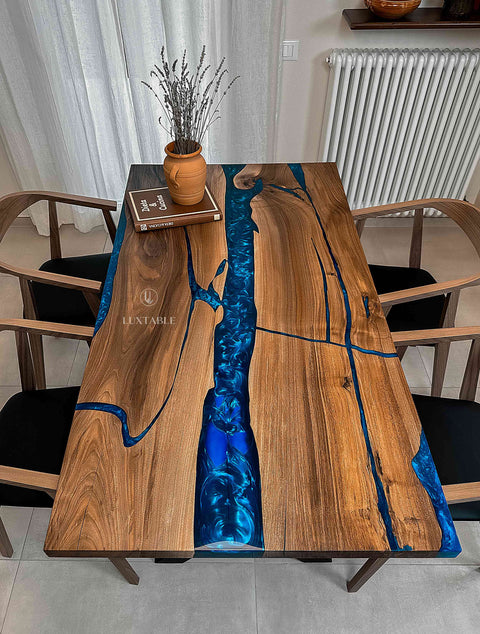 Epoxy Tisch Mezzanotte aus Nussbaum mit blauem Metallic-Harz
