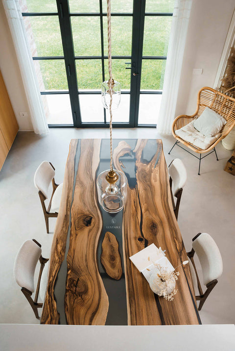 Masivholz Esstisch Aria aus Nussbaum mit rauchgrauem Epoxidharz