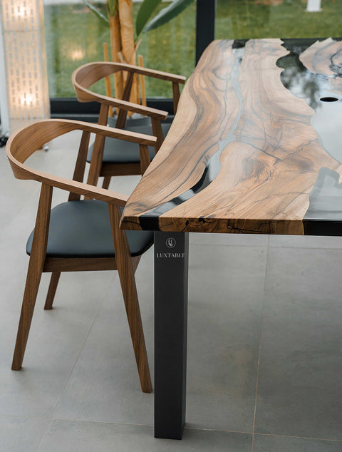 Epoxy Tisch Sinfonia aus Nussbaum massiv mit rauchigem Epoxidharz