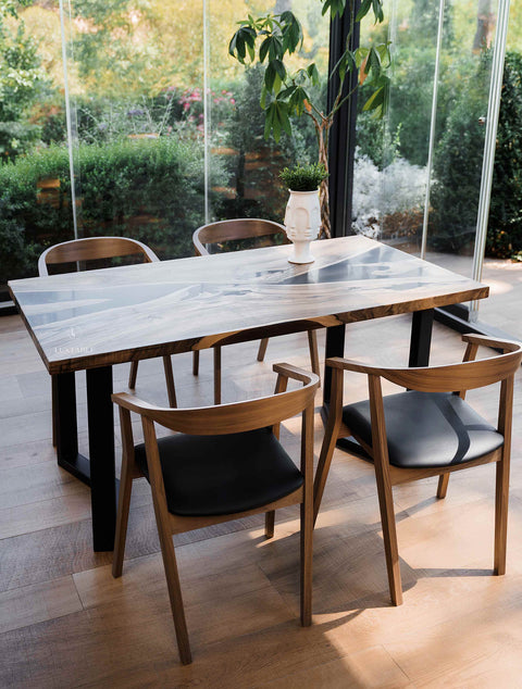 River Tisch Ombra aus Nussbaum massiv mit rauchgrauem mattem Epoxidharz