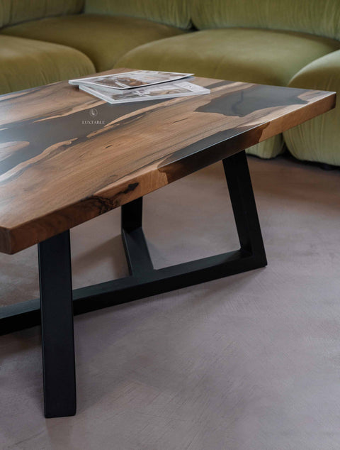 Couschtisch Astral aus Nussbaum massiv mit rauchgrauem Epoxidharz