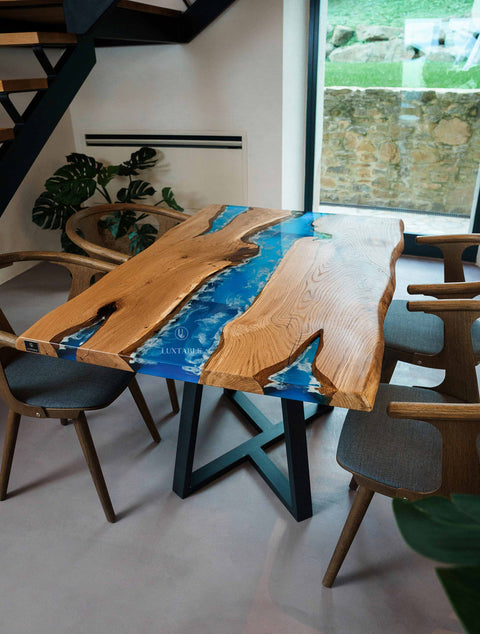 River Table Gemma aus Eiche massiv mit blau-weißem Epoxidharz