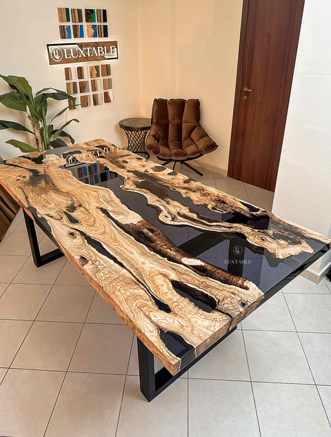 Epoxy Tisch Tramonto aus Olive massiv mit rauchgrauem Epoxidharz