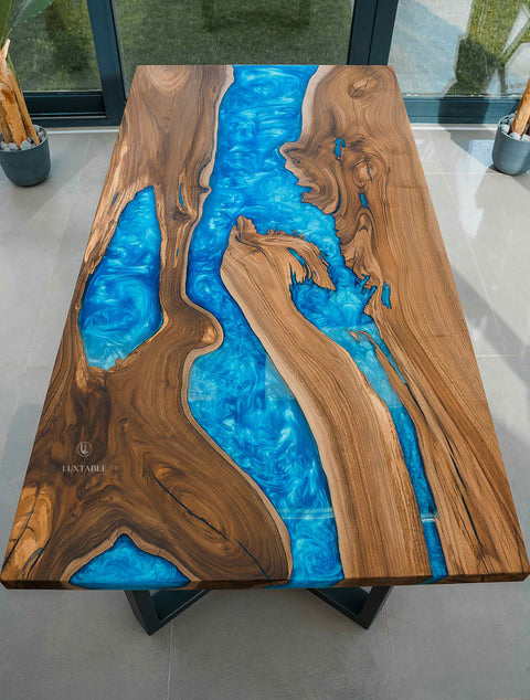 Esstisch Wave aus Nussbaum massiv mit blauem pigmentiertem Epoxidharz  