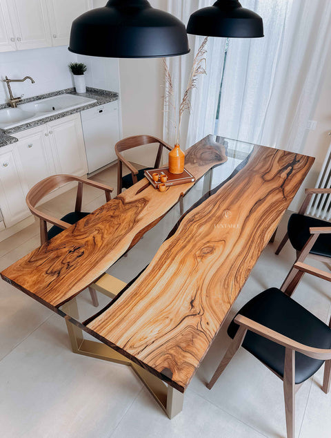 Epoxy Tisch Celestina aus Nussbaum und glasklarem Harz, handgefertigt