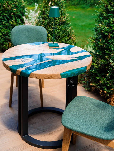 Runder Tisch Sirena aus Eiche massiv mit türkisfarbenem Epoxidharz