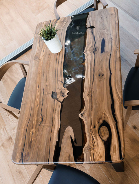 Epoxy Tisch Nebbia aus Nussbaum massiv mit rauchgrauem Epoxidharz