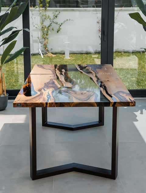 Holztisch Kenia aus Nussbaum massiv und transparentem Epoxidharz