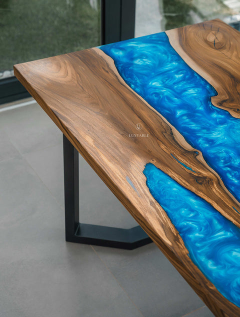 Esstisch Wave aus Nussbaum massiv mit blauem pigmentiertem Epoxidharz  