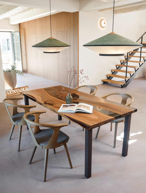 Epoxy Tisch Wild Red aus Thermo-Nussbaum mit rauchgrauem Harz