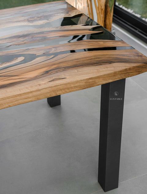 Epoxy Tisch Sinfonia aus Nussbaum massiv mit rauchigem Epoxidharz
