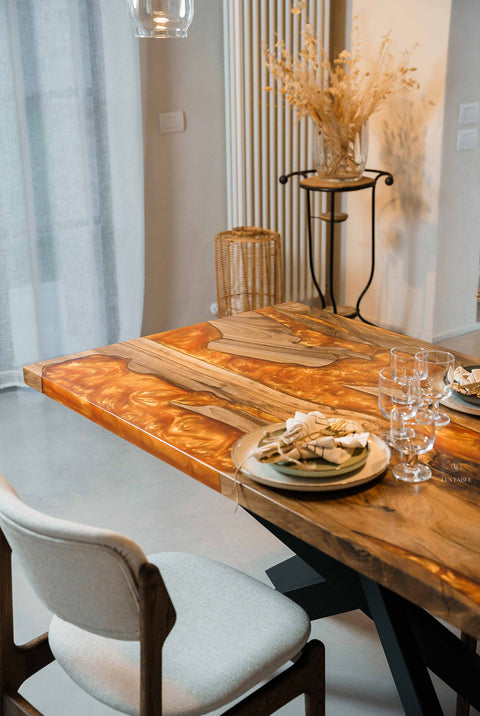 Esszimmertisch Celine aus Nussbaum mit orangefarbenem Epoxidharz