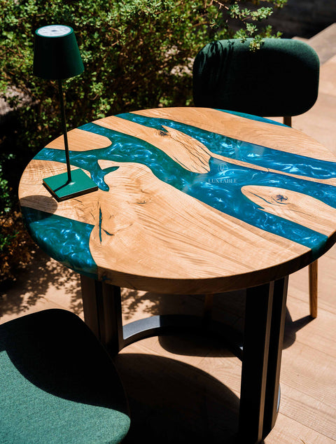 Runder Tisch Sirena aus Eiche massiv mit türkisfarbenem Epoxidharz