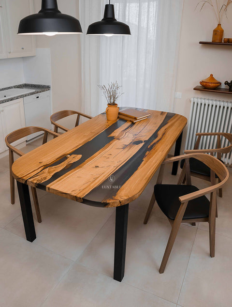 Esstisch Silhouette aus Eiche massiv mit rauchig mattem Epoxidharz