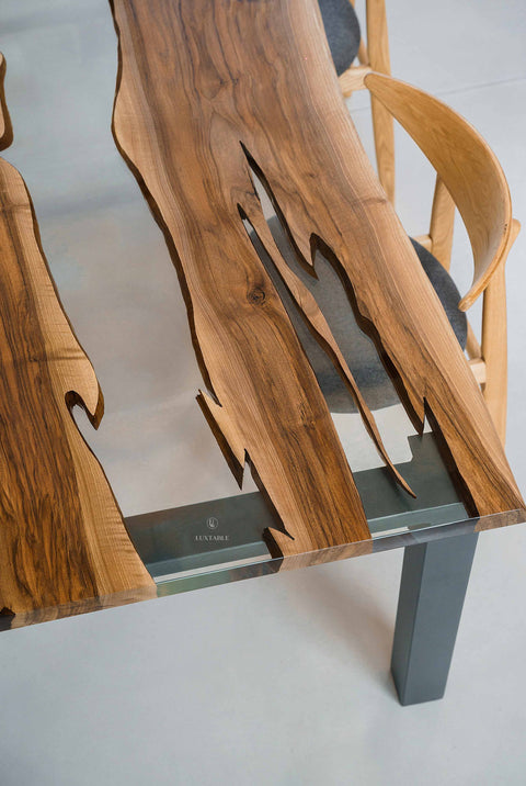 Nussbaumtisch Romea aus Massivholz mit glasklarem Epoxidharz