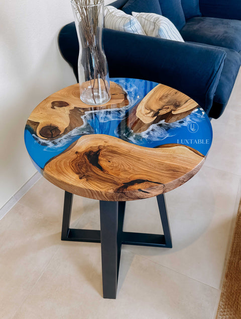 Epoxidharz Tisch Serenella aus massivem Nussbaum & meeresblauem Harz