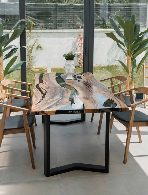 Epoxidharz Tisch Ginevra aus Nussbaum und rauchigem transparentem Harz