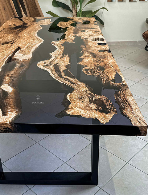 Epoxy Tisch Tramonto aus Olive massiv mit rauchgrauem Epoxidharz