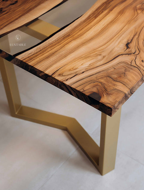 Epoxy Tisch Celestina aus Nussbaum und glasklarem Harz, handgefertigt