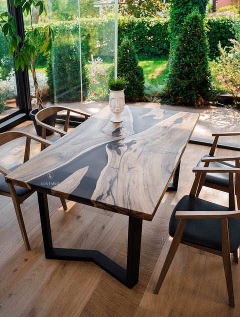 River Tisch Ombra aus Nussbaum massiv mit rauchgrauem mattem Epoxidharz